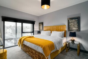 2 slaapkamers, een bureau, een strijkplank/strijkijzer, reisbedje