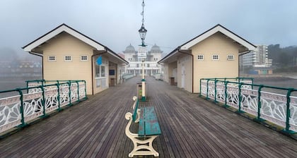 Luxe 2 Bed Duplex Apt w/Balcony, 3 Bathrooms, Free Parking