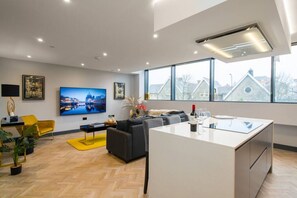 Interior - Luxe 2 Bed Duplex Apt w/Balcony, 3 Bathrooms, Free Parking (Penarth)