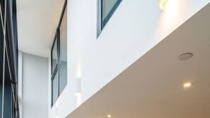 A modern apartment with a kitchen, dining area, and living room. - Luxe 2 Bed Duplex Apt w/Balcony, 3 Bathrooms, Free Parking (Penarth)
