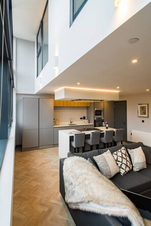 Smart TV, Netflix, streaming services - Luxe 2 Bed Duplex Apt w/Balcony, 3 Bathrooms, Free Parking (Penarth)