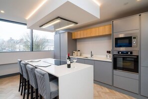Fridge, microwave, oven, stovetop - Luxe 2 Bed Duplex Apt w/Balcony, 3 Bathrooms, Free Parking (Penarth)