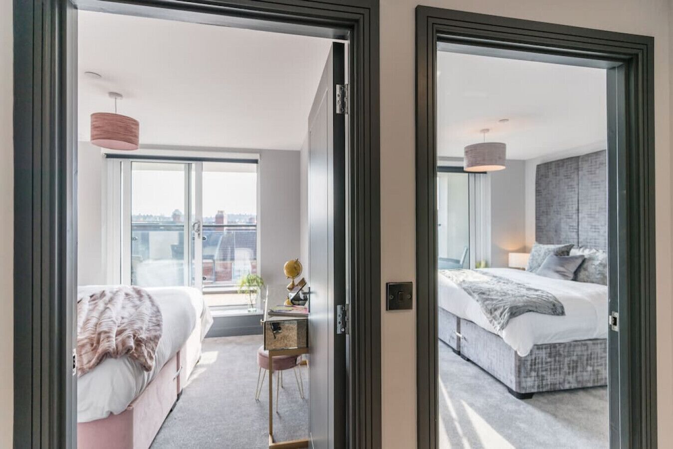 2 soverom, skrivebord, strykejern/-brett og reiseseng for barn