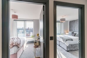 2 bedrooms, desk, iron/ironing board, travel crib - Superior 2 Bed 2 Bath Apt with Parking and Gym (Vale of Glamorgan)