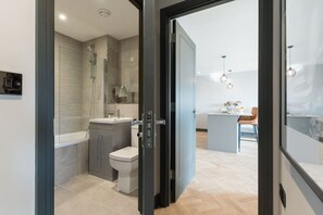 Secador de pelo y toallas