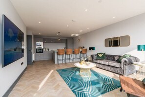 Smart TV - Superior 2 Bed 2 Bath Apt with Parking and Gym (Vale of Glamorgan)