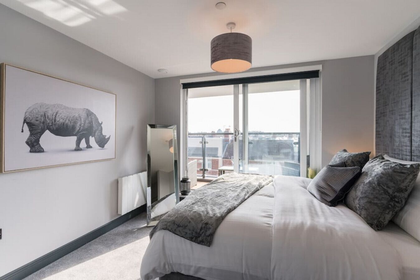 2 soverom, skrivebord, strykejern/-brett og reiseseng for barn