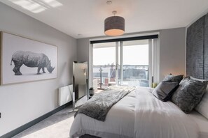 2 bedrooms, desk, iron/ironing board, travel crib