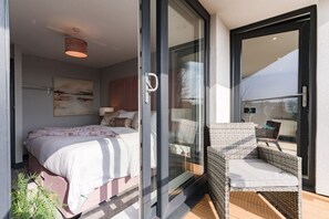 2 slaapkamers, een bureau, een strijkplank/strijkijzer, reisbedje