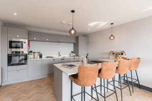 Fridge, microwave, oven, stovetop - Superior 2 Bed 2 Bath Apt with Parking and Gym (Vale of Glamorgan)