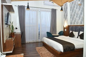 Laptop workspace, iron/ironing board, free WiFi, bed sheets