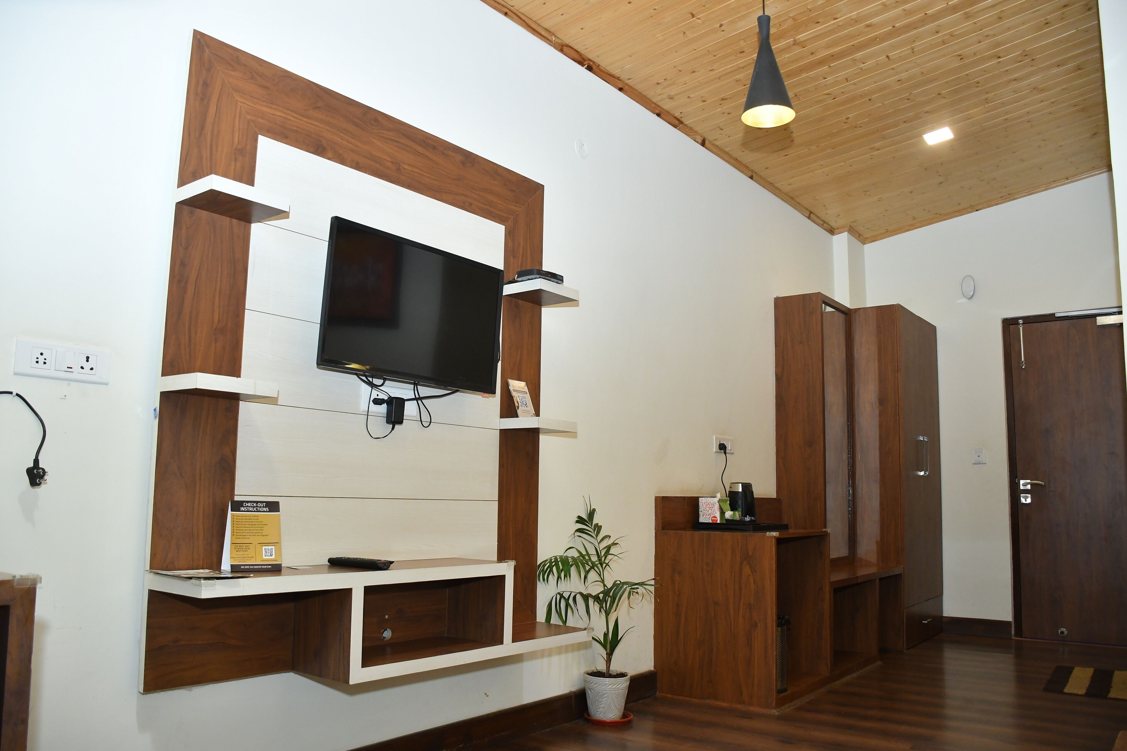 Deluxe-huone, näköala laaksoon | Kannettavalle tietokoneelle sopiva työtila, silitysrauta/-lauta