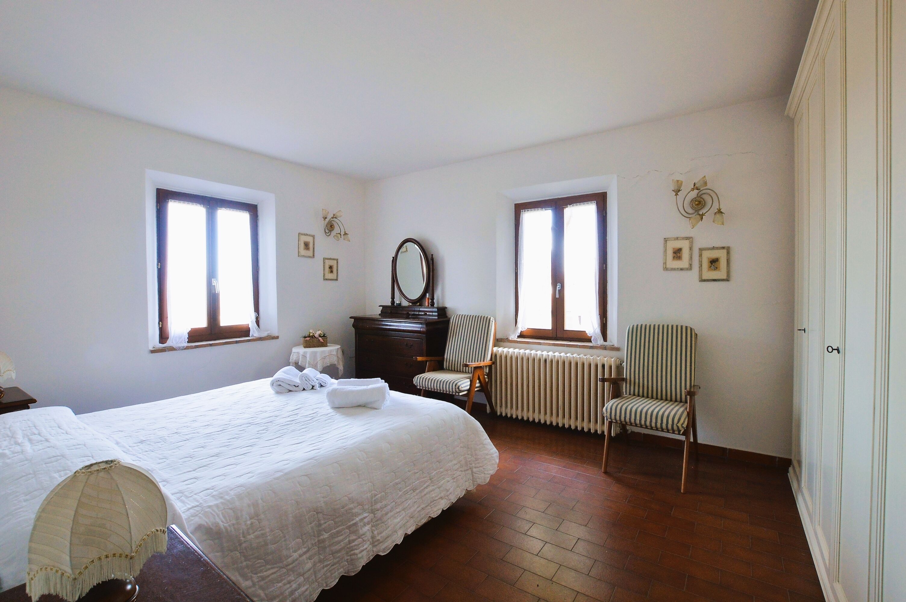 2 chambres, coffres-forts dans les chambres, fer et planche à repasser