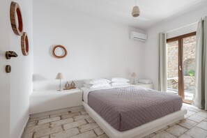 1 habitación, tabla de planchar con plancha, cuna de viaje y wifi