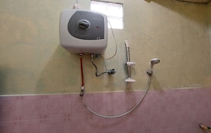 Superior Double Room | Bathroom | Shower, rainfall showerhead, free toiletries, bidet