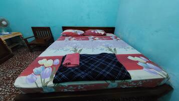 Deluxe Double Room | Desk, bed sheets