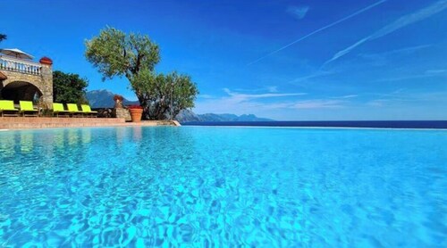 Luxury sea view apartment with pool and parking