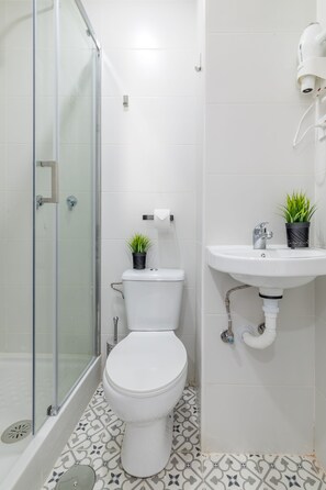 Shower, hair dryer, towels, soap - AYZ Silvela - Auto check-in property (Málaga)