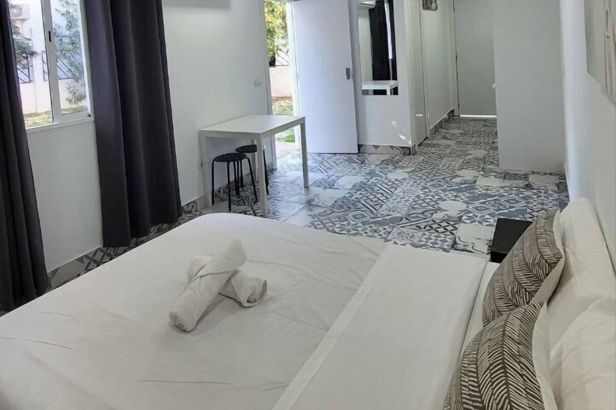 Studio | WiFi (free), bed sheets