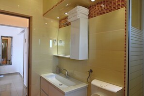 Asciugacapelli, bidet, asciugamani, sapone