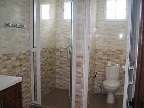 Dusche, Haartrockner, Handtücher