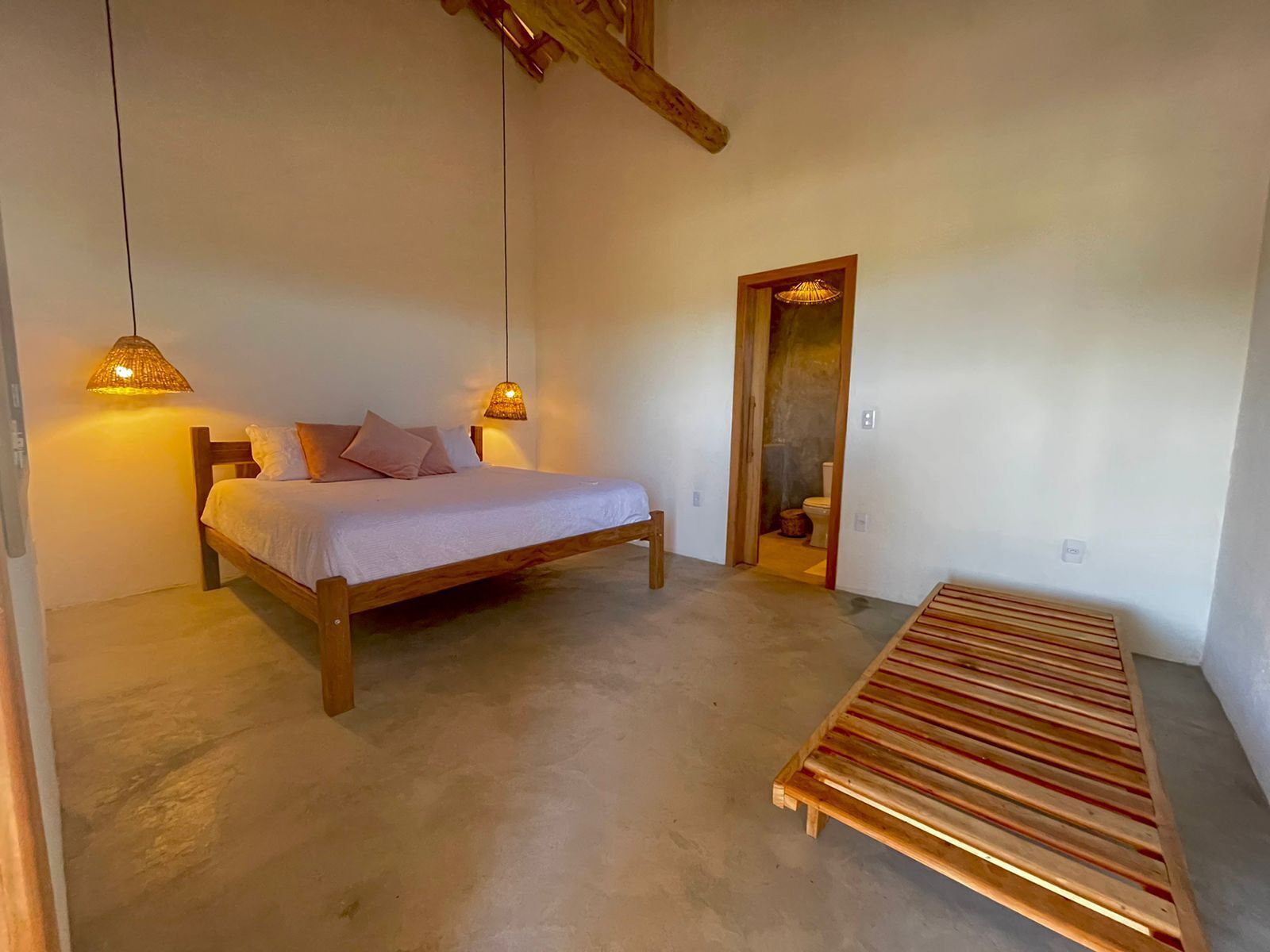 2 quartos, cortinas blackout, ferros/tábuas de passar roupa