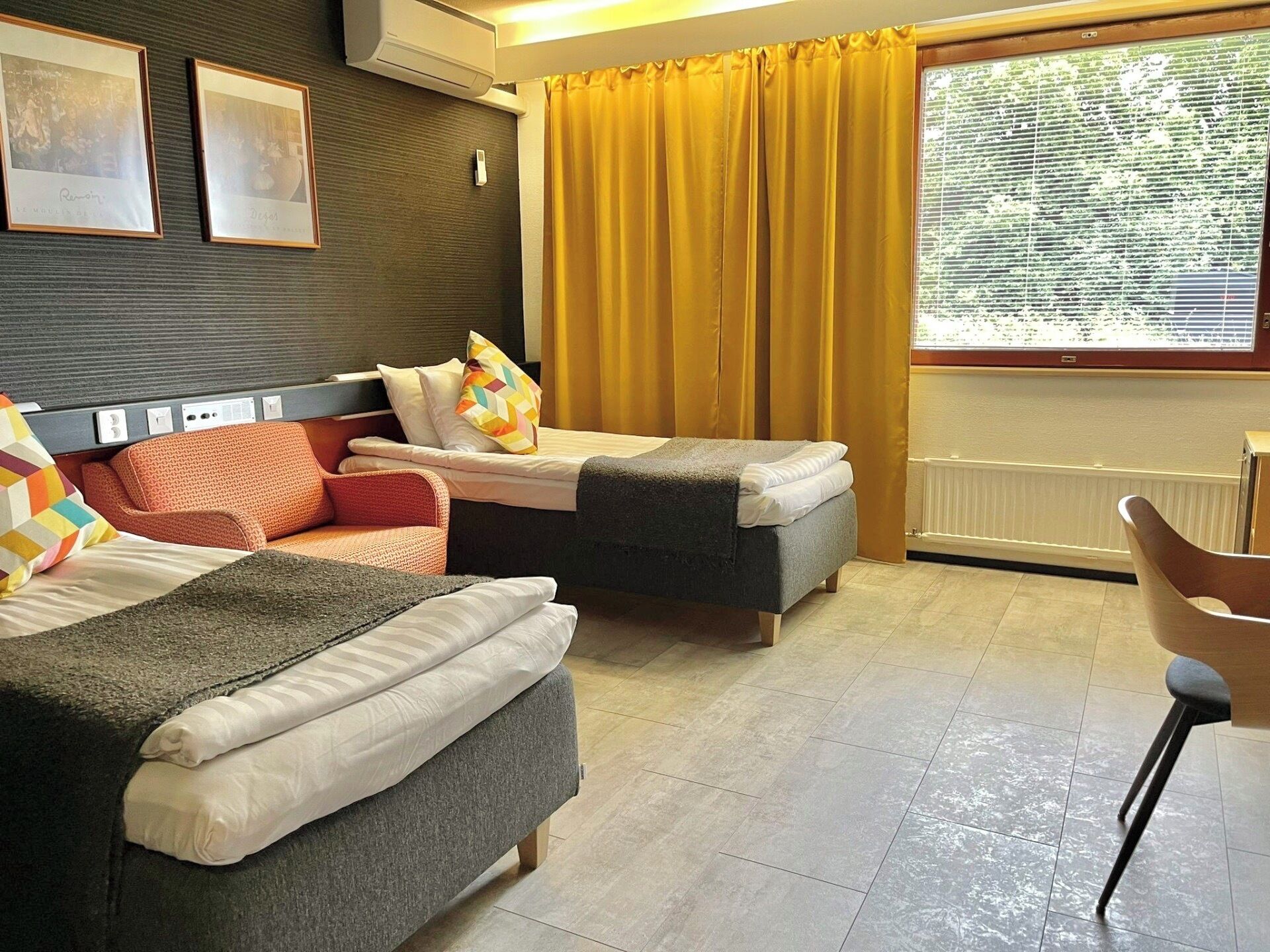 Comfort-Dreibettzimmer | Schreibtisch, laptopgeeigneter Arbeitsplatz, schallisolierte Zimmer