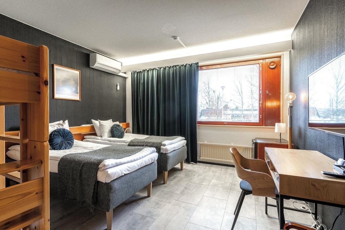Chambre Quadruple | Bureau, espace de travail pour ordinateur portable