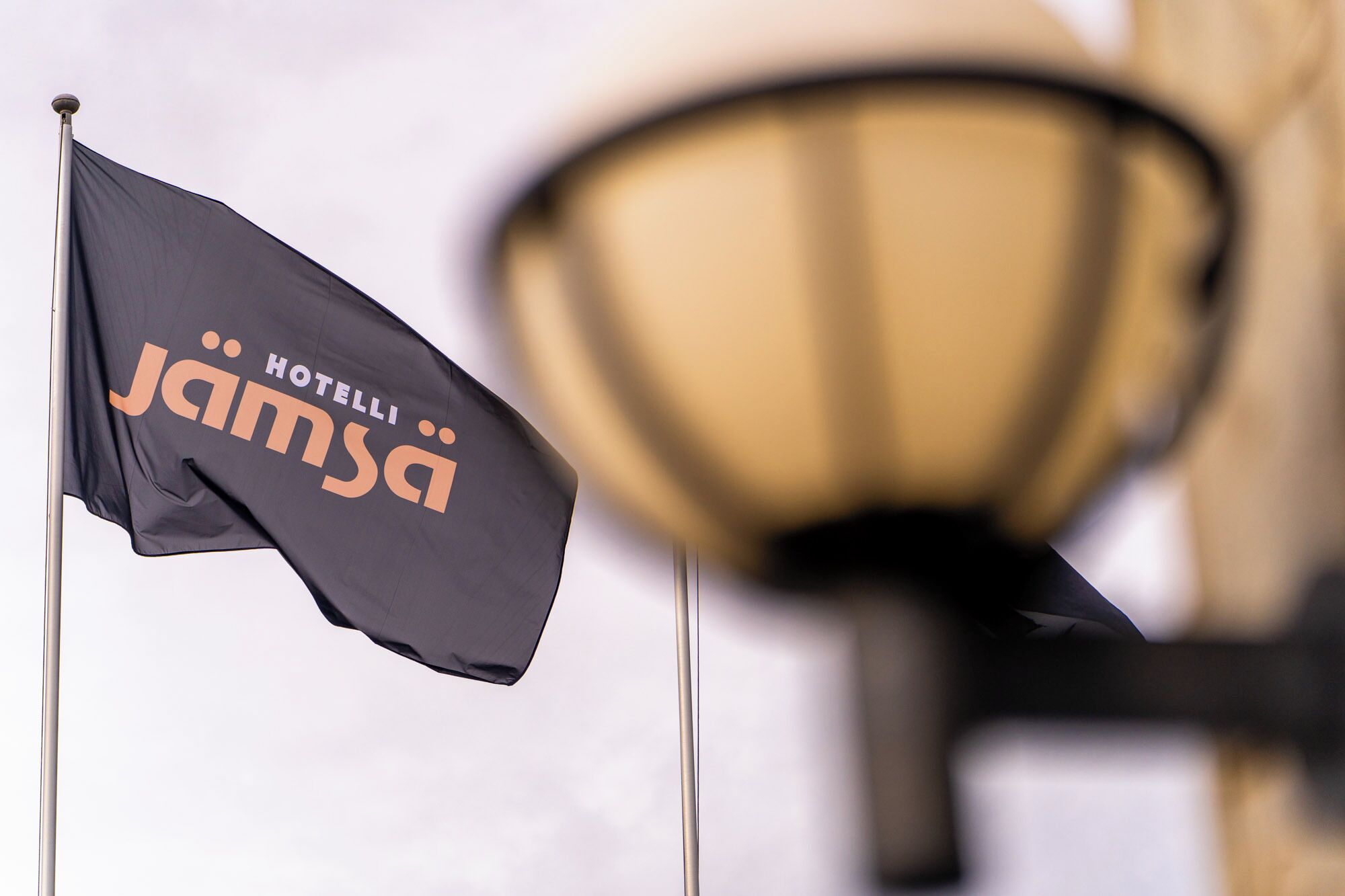 A flag with 'HOTEL JAMSÄ' on a flagpole.