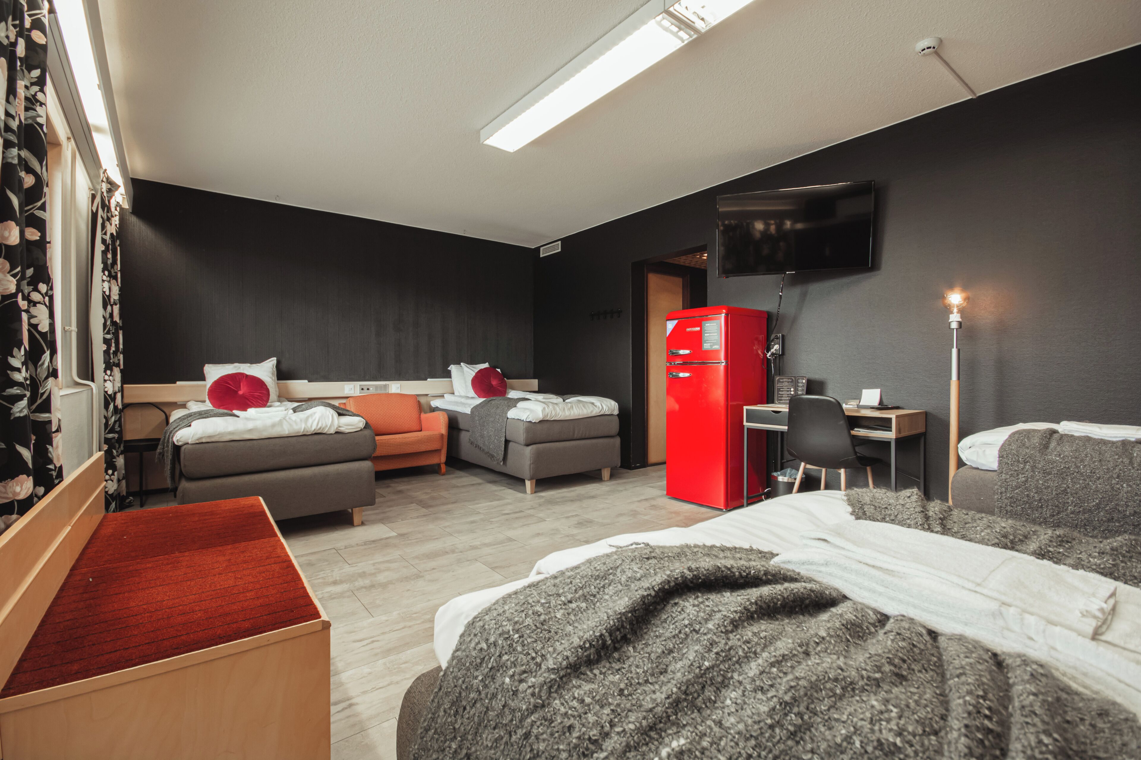 Basic-Vierbettzimmer | Schreibtisch, laptopgeeigneter Arbeitsplatz, schallisolierte Zimmer