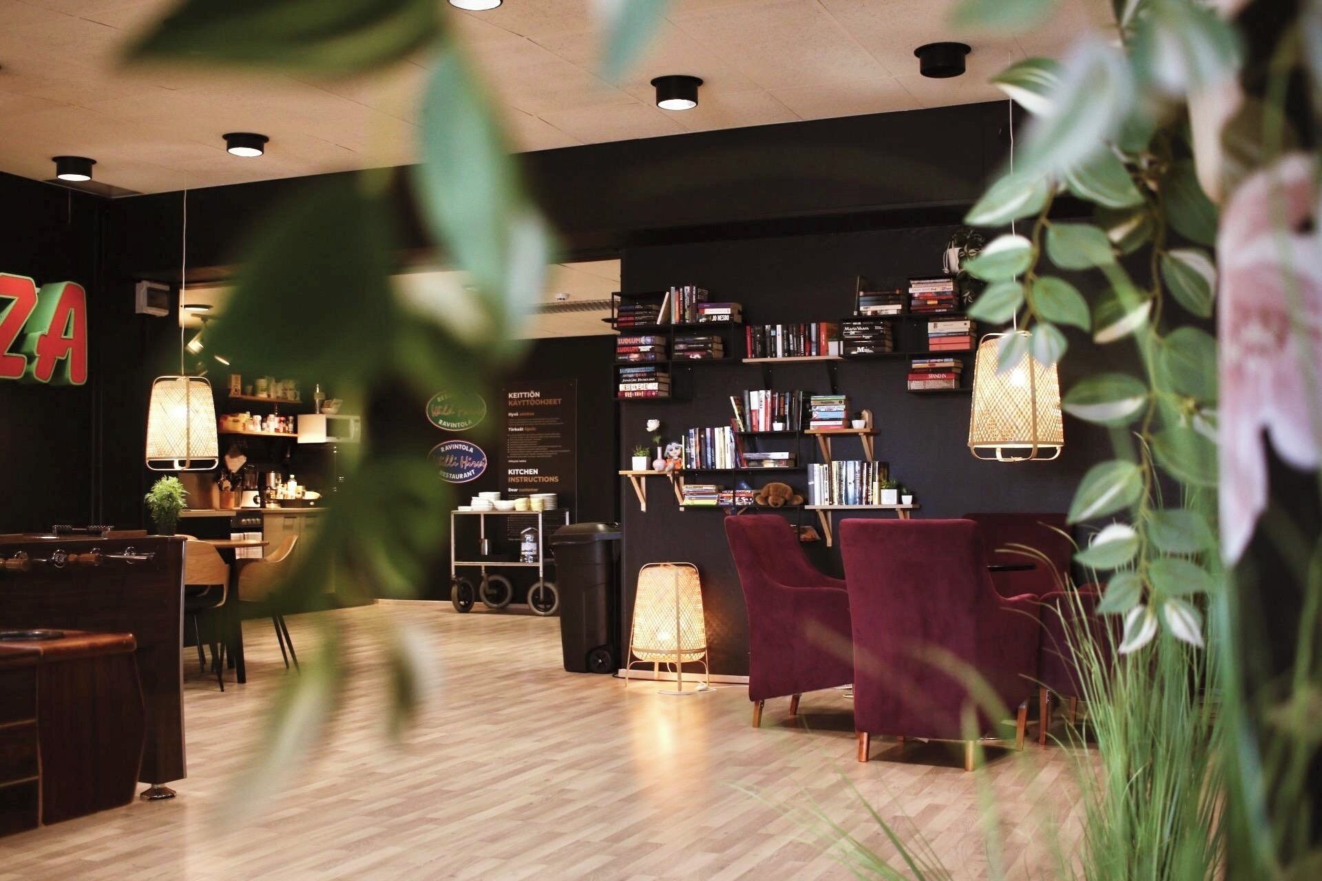 Een modern interieur met een bar, boekenkasten en zitplaatsen.