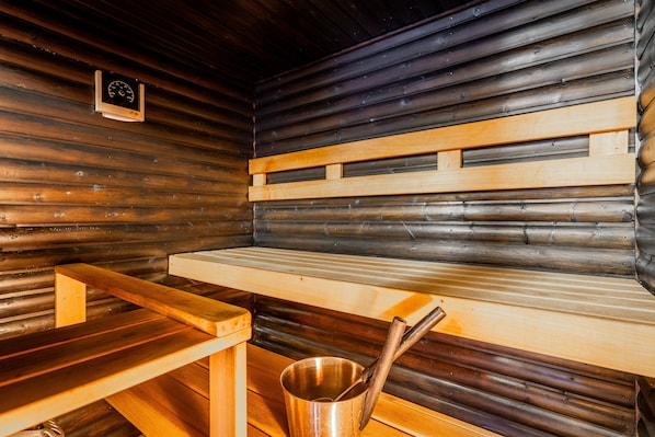 Suite | Bathroom | Shower, free toiletries, hair dryer, bidet