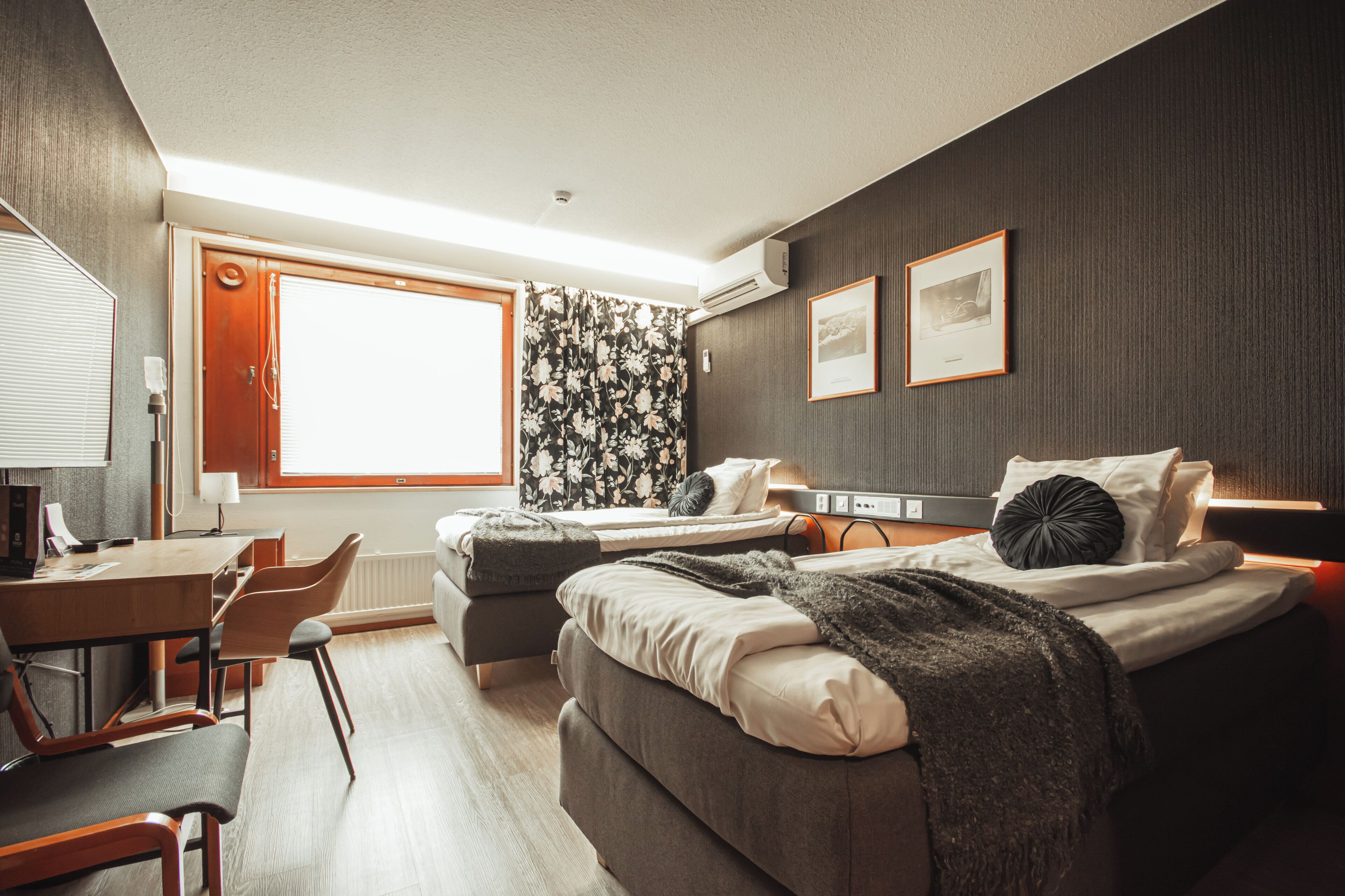 Comfort-Zweibettzimmer | Schreibtisch, laptopgeeigneter Arbeitsplatz, schallisolierte Zimmer