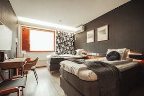 Comfort-Zweibettzimmer | Schreibtisch, laptopgeeigneter Arbeitsplatz, schallisolierte Zimmer
