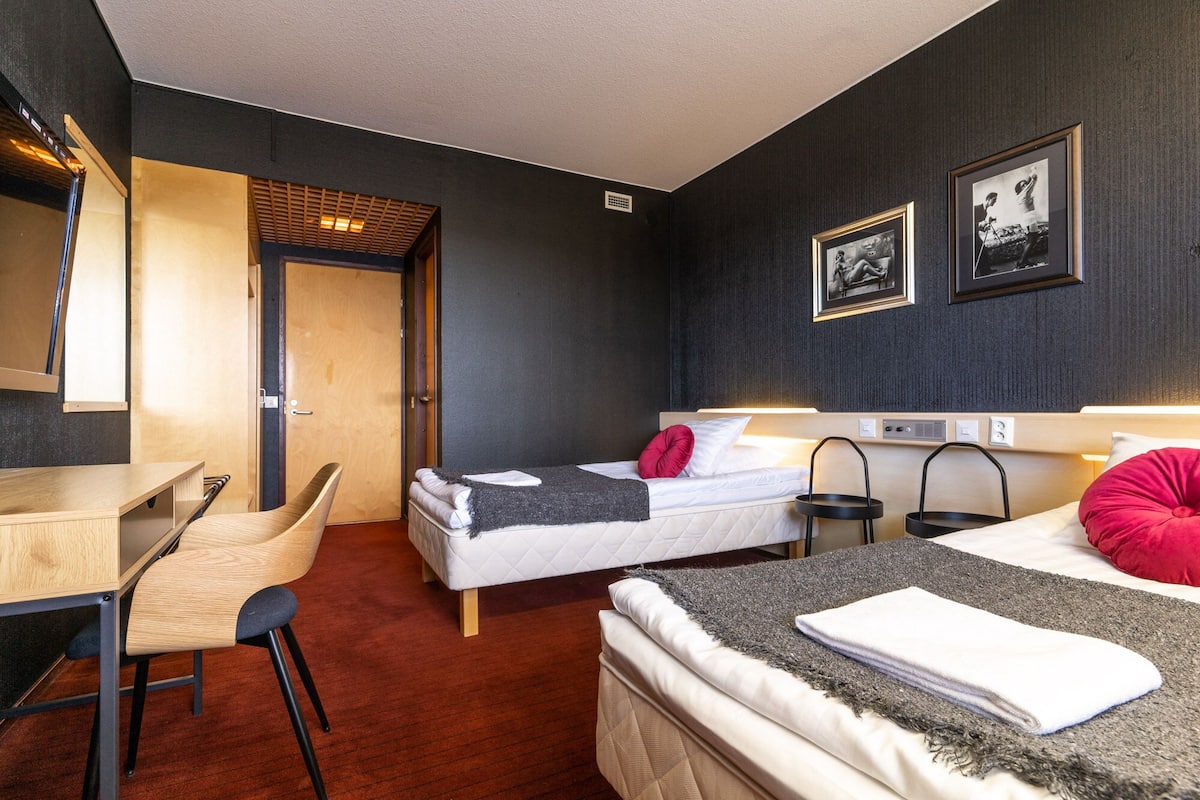 Eenvoudige kamer, 1 twee- of 2 eenpersoonsbedden | 1 slaapkamer, een bureau, een laptopwerkplek, geluiddichte muren