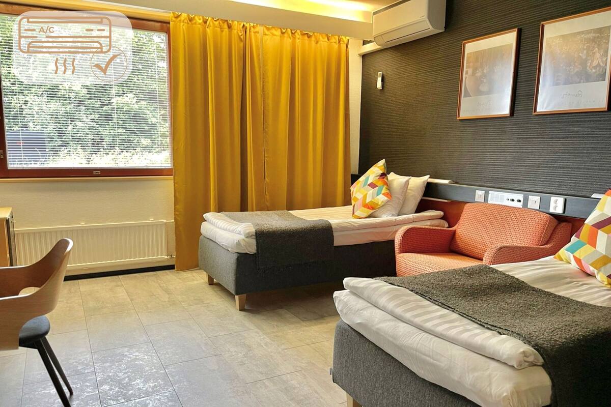 Comfort Triple Room | Desk, laptop workspace, soundproofing, WiFi (free)