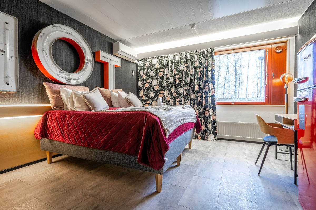 Suite | 1 slaapkamer, een bureau, een laptopwerkplek, geluiddichte muren