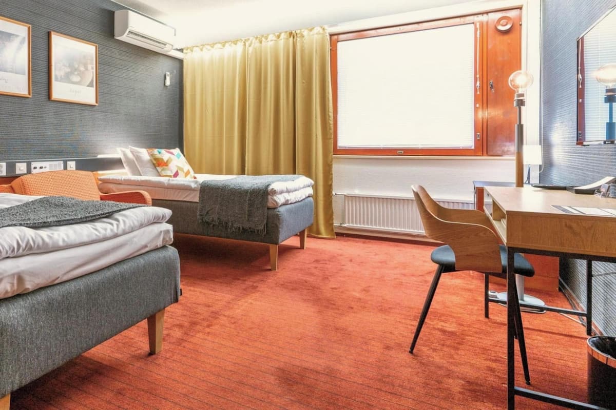 Basic Triple Room | Desk, laptop workspace, soundproofing, WiFi (free)