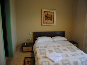 Ropa de cama de alta calidad, minibar y tabla de planchar con plancha 