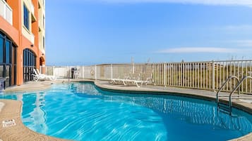 Alberca techada y alberca climatizada