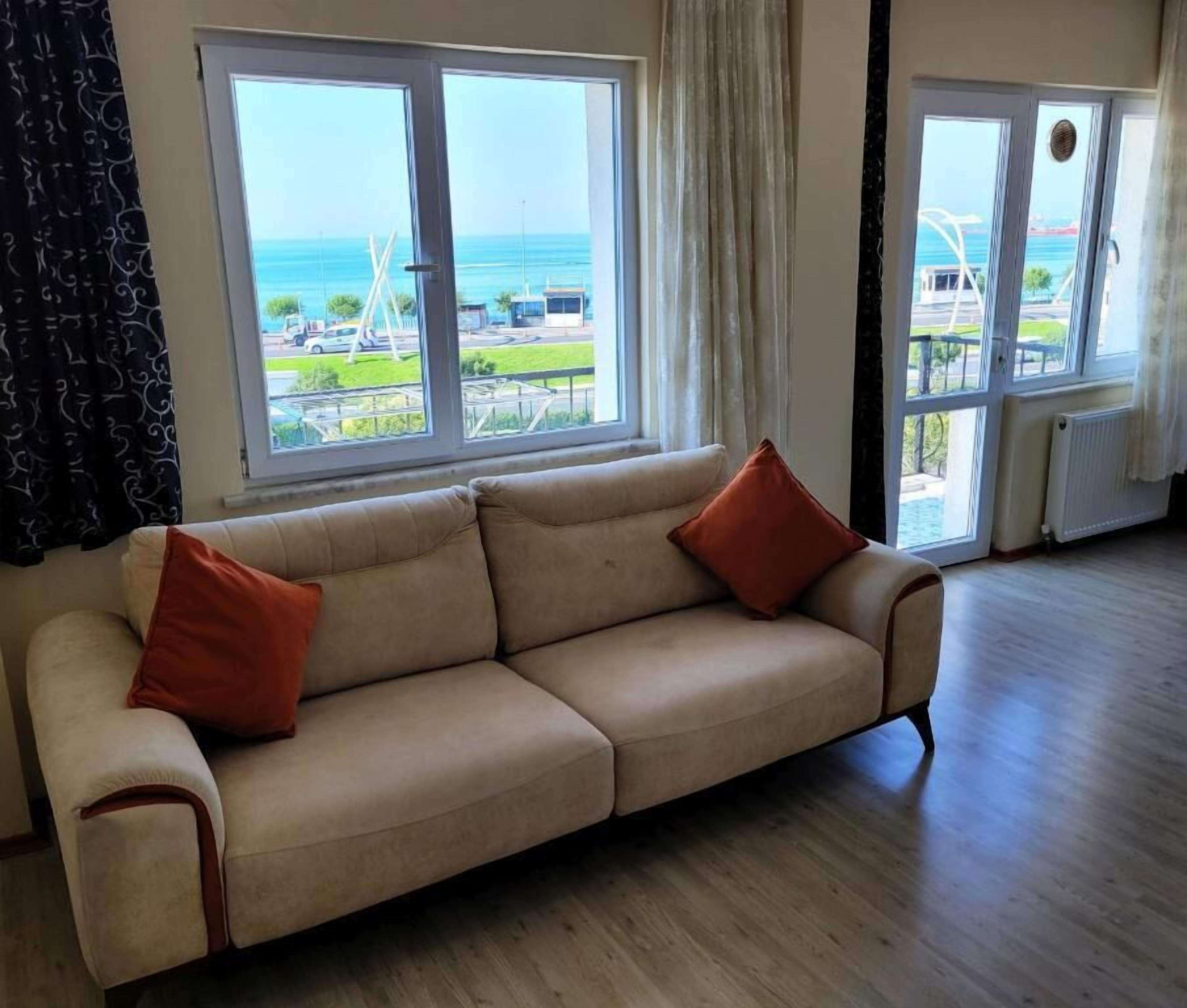 Panoramic-Apartment | Wohnbereich | 15-Zoll-LCD-Fernseher mit Satellitenempfang