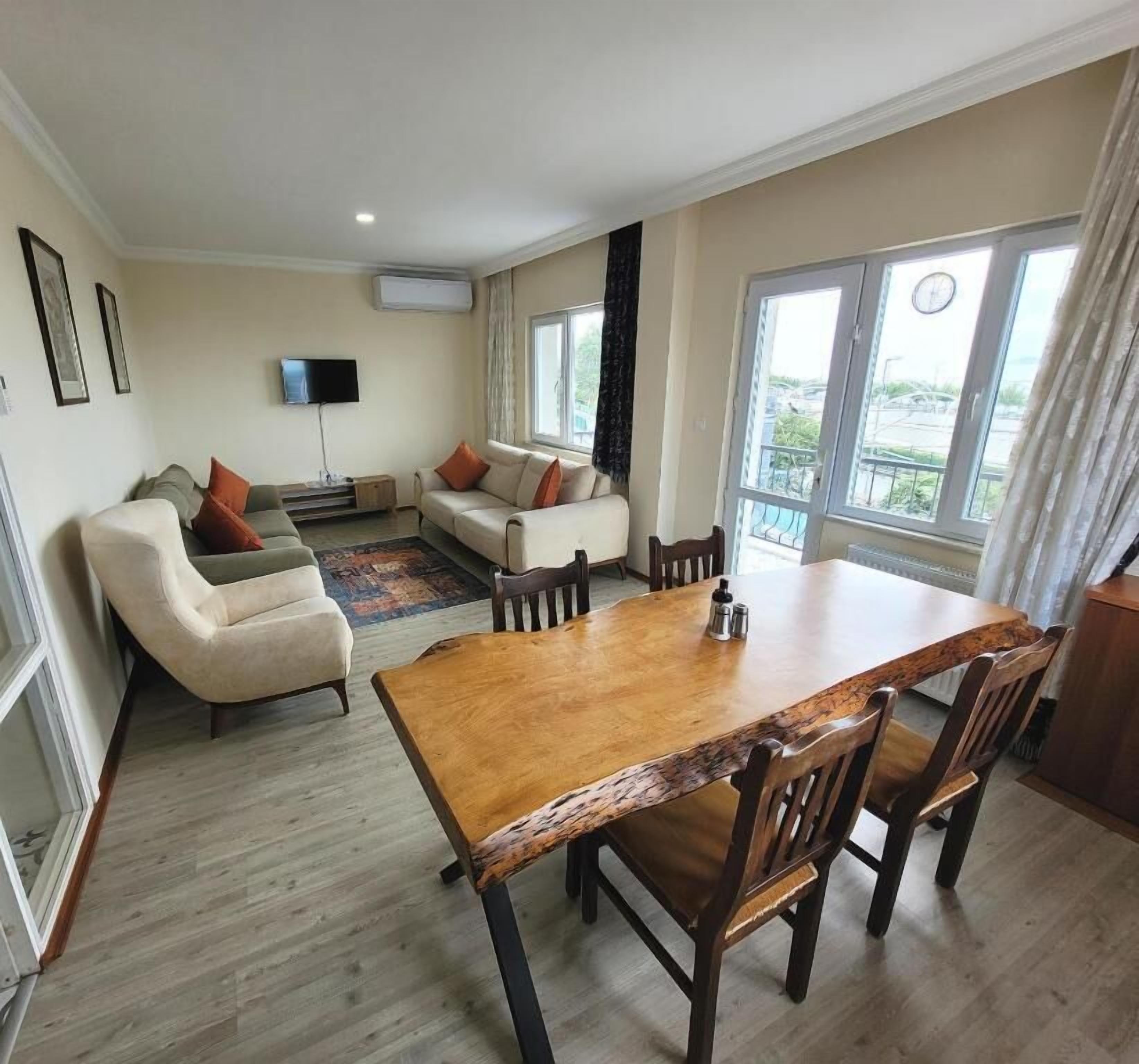 全景公寓 | 起居区 | 15-英寸液晶电视（配备卫星频道）