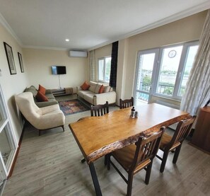 全景公寓 | 起居区 | 15-英寸液晶电视(配备卫星频道)