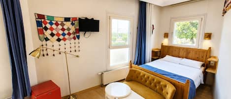 Quarto casal panorâmico, vista para o mar | Frigobar, Wi-Fi de cortesia, roupa de cama