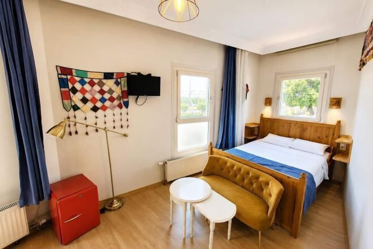 Minibar, WiFi (free), bed sheets