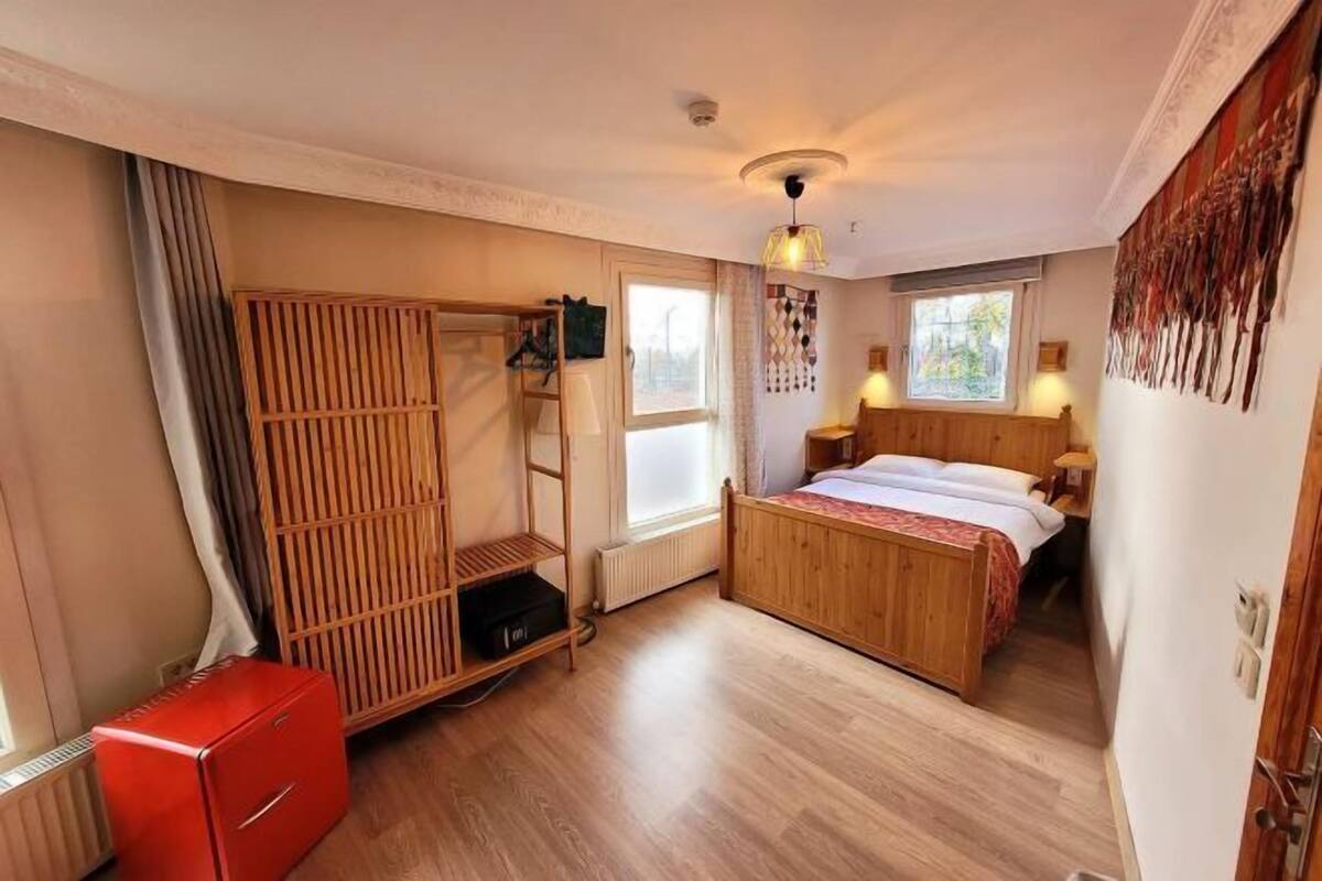 Minibar, free WiFi, bed sheets