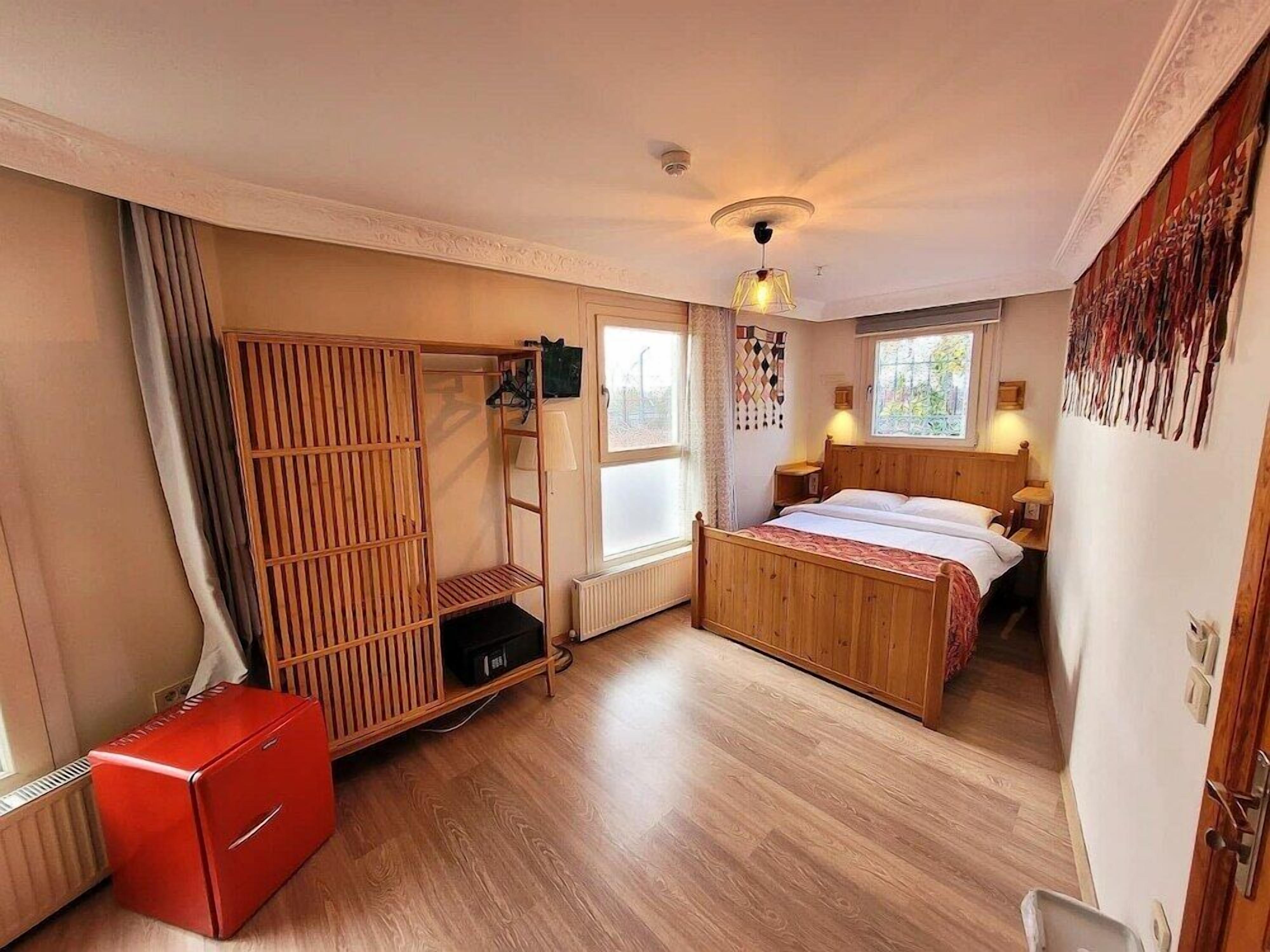 Minibar, free WiFi, bed sheets