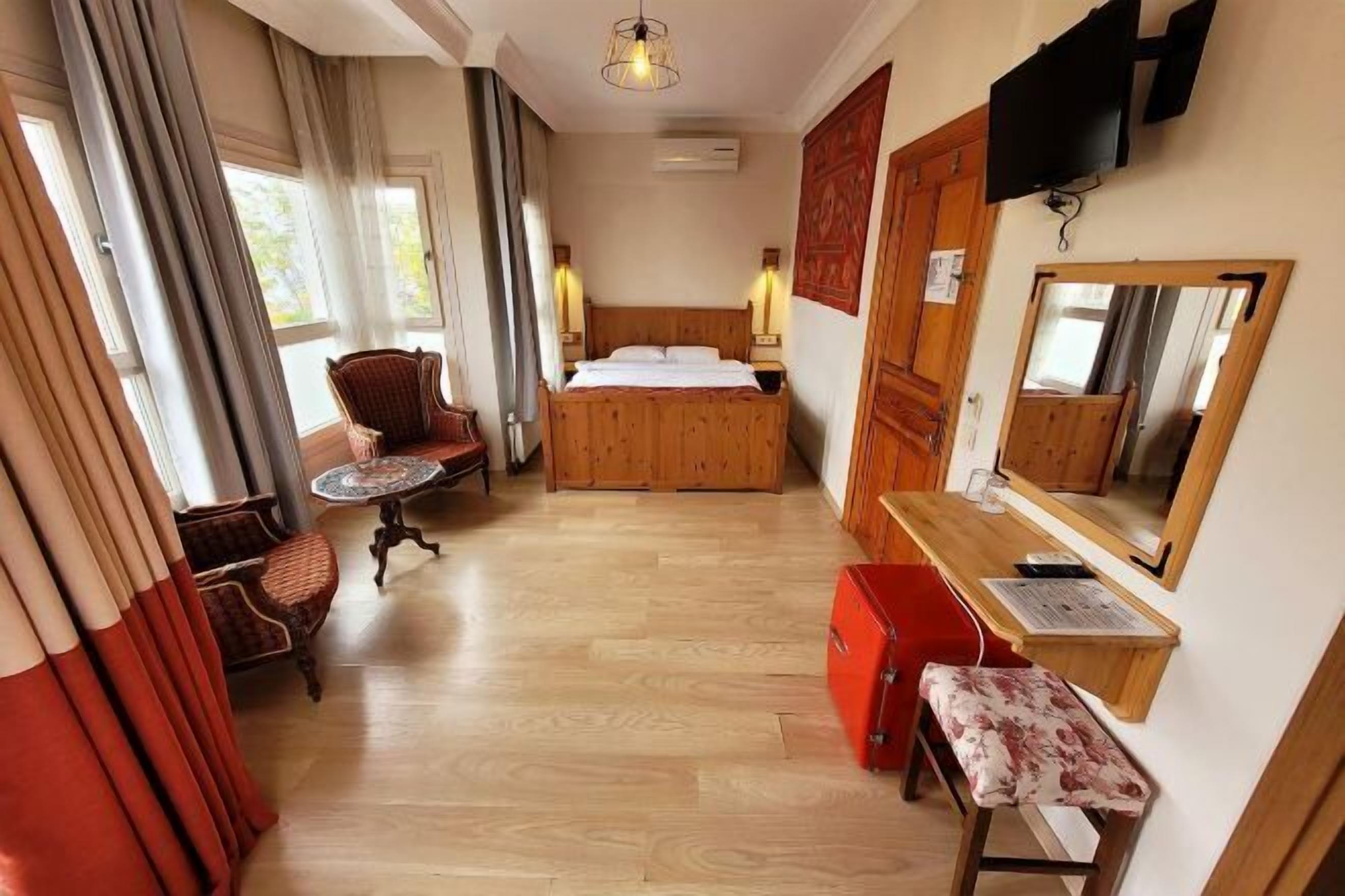 Minibar, free WiFi, bed sheets