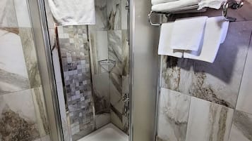 Chambre Standard Double ou avec lits jumeaux | Salle de bain | Douche, articles de toilette gratuits, sèche-cheveux, chaussons