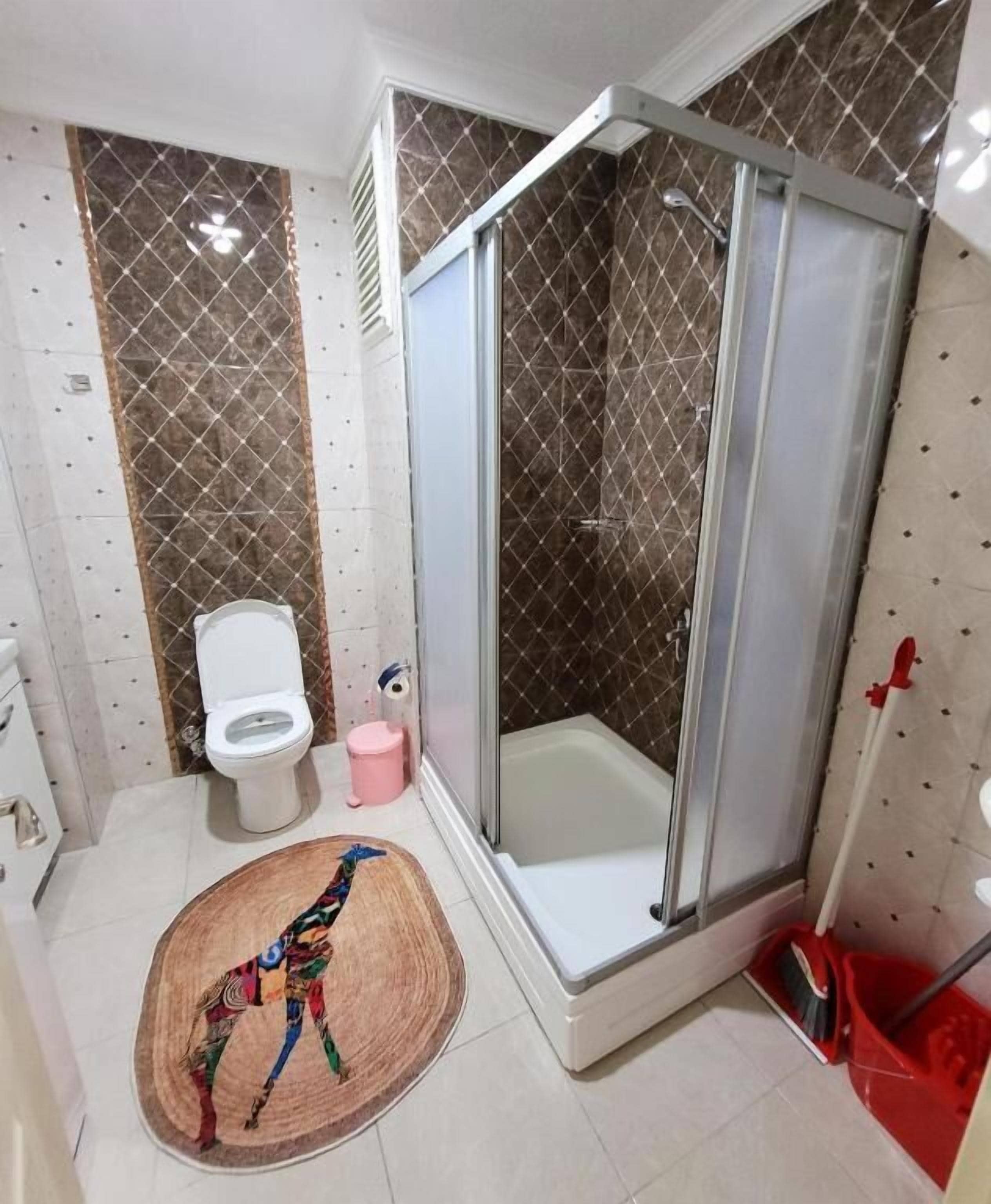 패밀리 아파트 | 욕실 | 샤워 시설, 무료 세면용품, 헤어드라이어, 슬리퍼